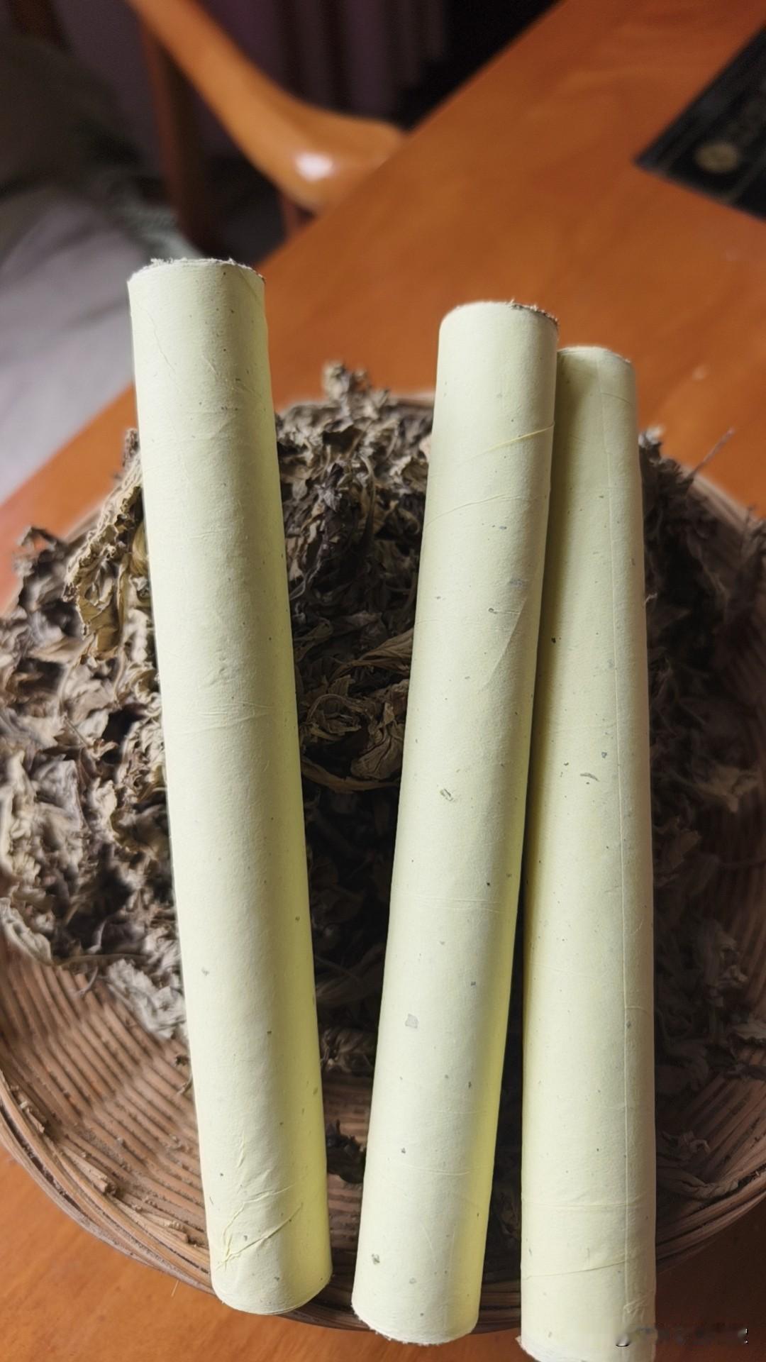 艾条里面有虫子
​那么恭喜你，你买到了没有打杀虫药的艾草！
​艾草在田里种植的时