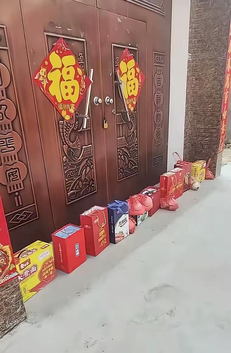 舅舅舅妈躲出去旅游，不想让外甥们来拜年，可外甥们把礼品放在家门口。

其实，舅舅