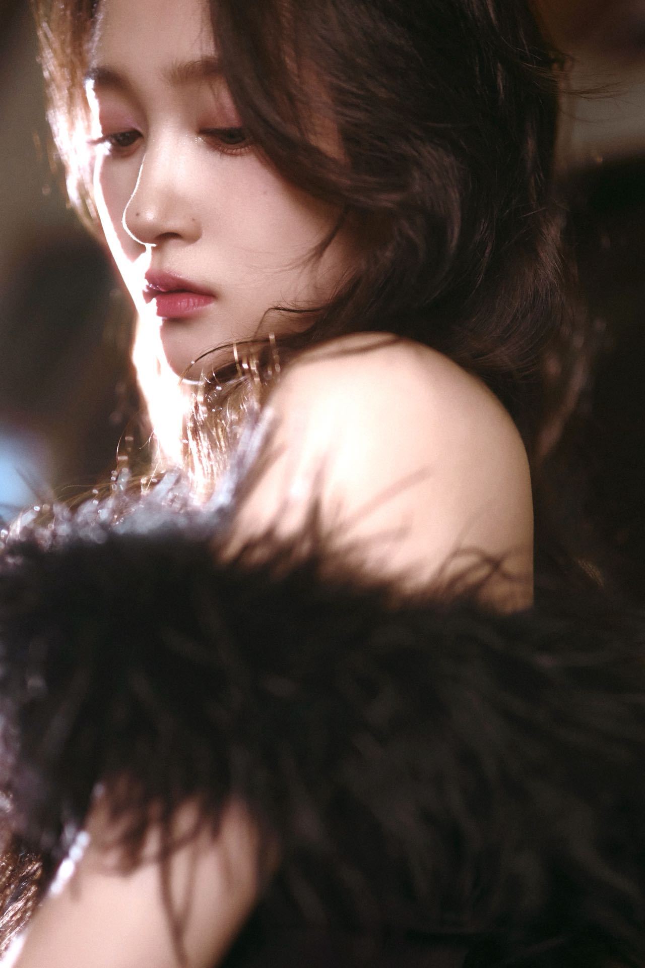 关晓彤跨年妆造 蓬松卷发随风轻扬，搭配羽毛裙如精灵般轻盈。淡淡的玫瑰色系妆容，与