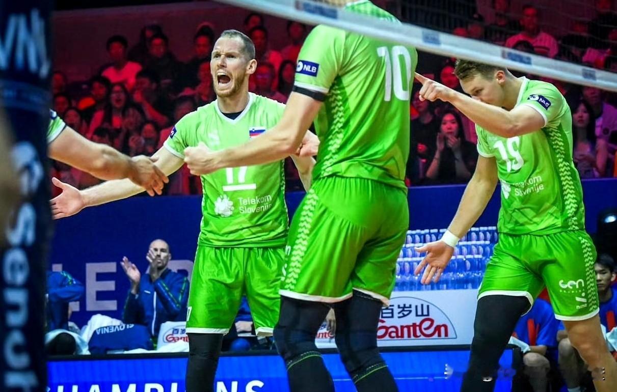 3-0，3-1，男排疯狂一夜，四强已出其二，最强黑马+东道主一轮游

1，🇸?