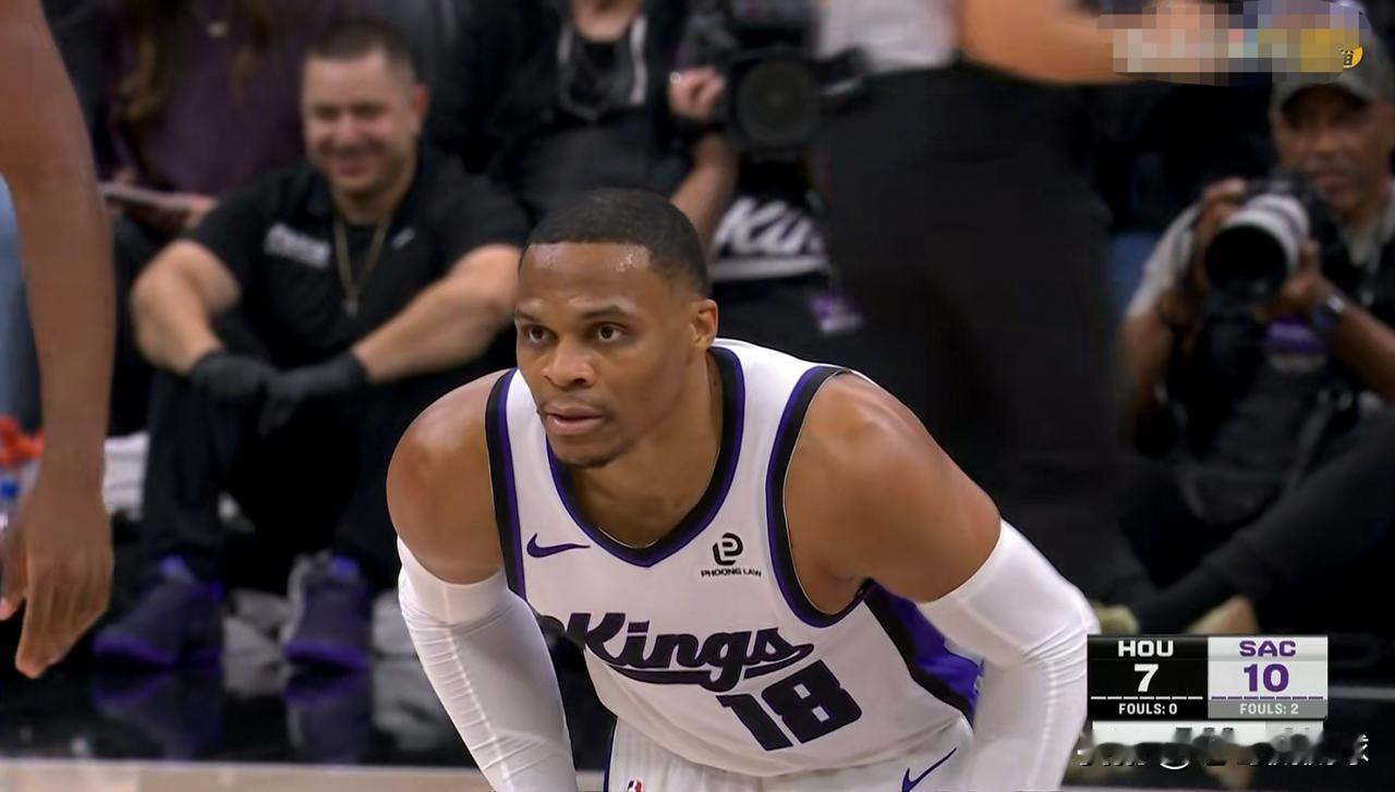 国王球星威斯布鲁克真是让人既爱又恨！在今天国王主场迎战火箭的比赛中，目前双方的第