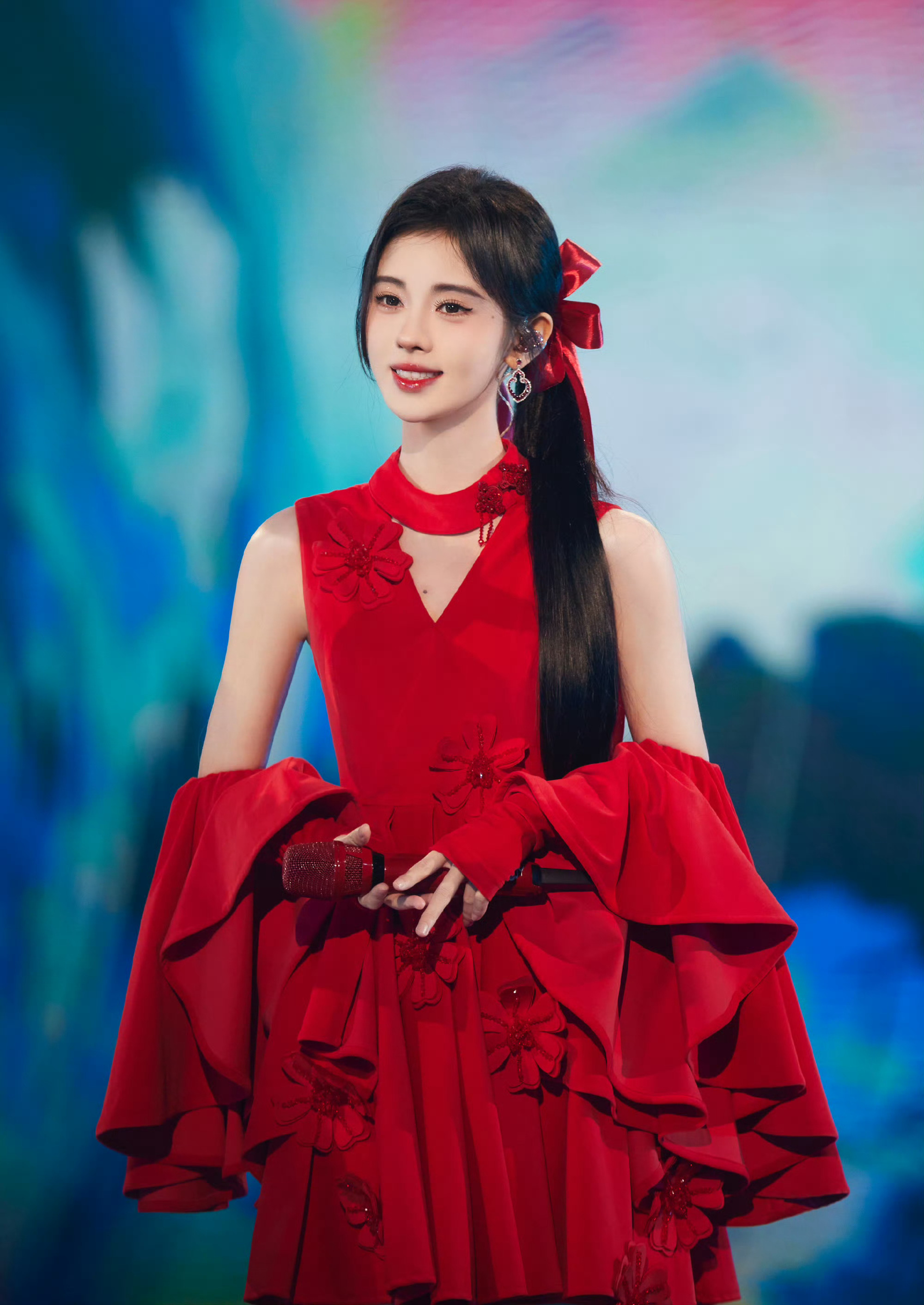 jjy鞠婧祎苏绿夏jjy鞠婧祎万花世界“静待黎明破晓，玫瑰盛开，心动于你” 