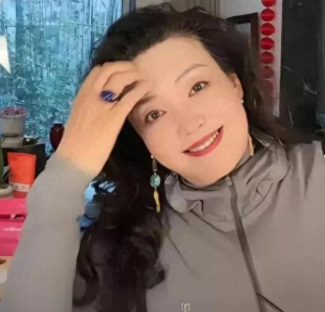 兰姐成榜一大姐，支持筱梅不遗余力，婆媳之间可以说是双向奔赴！
 
兰姐这个儿媳妇