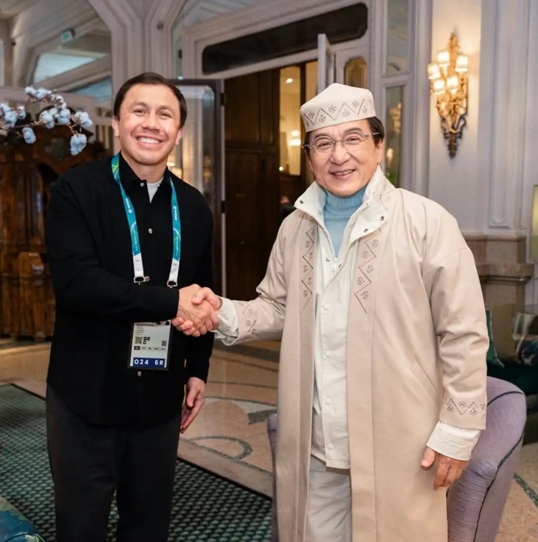 71岁成龙米兰看冬奥会，房祖名随行侧脸超像爸 父子俩关系越来越好！ 