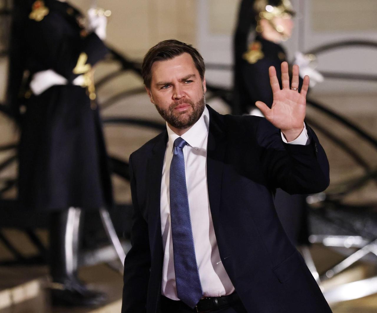 美国这吃相太难看，觊觎格陵兰岛还大放厥词，威胁欧洲“不配合就动手”，真当国际法是