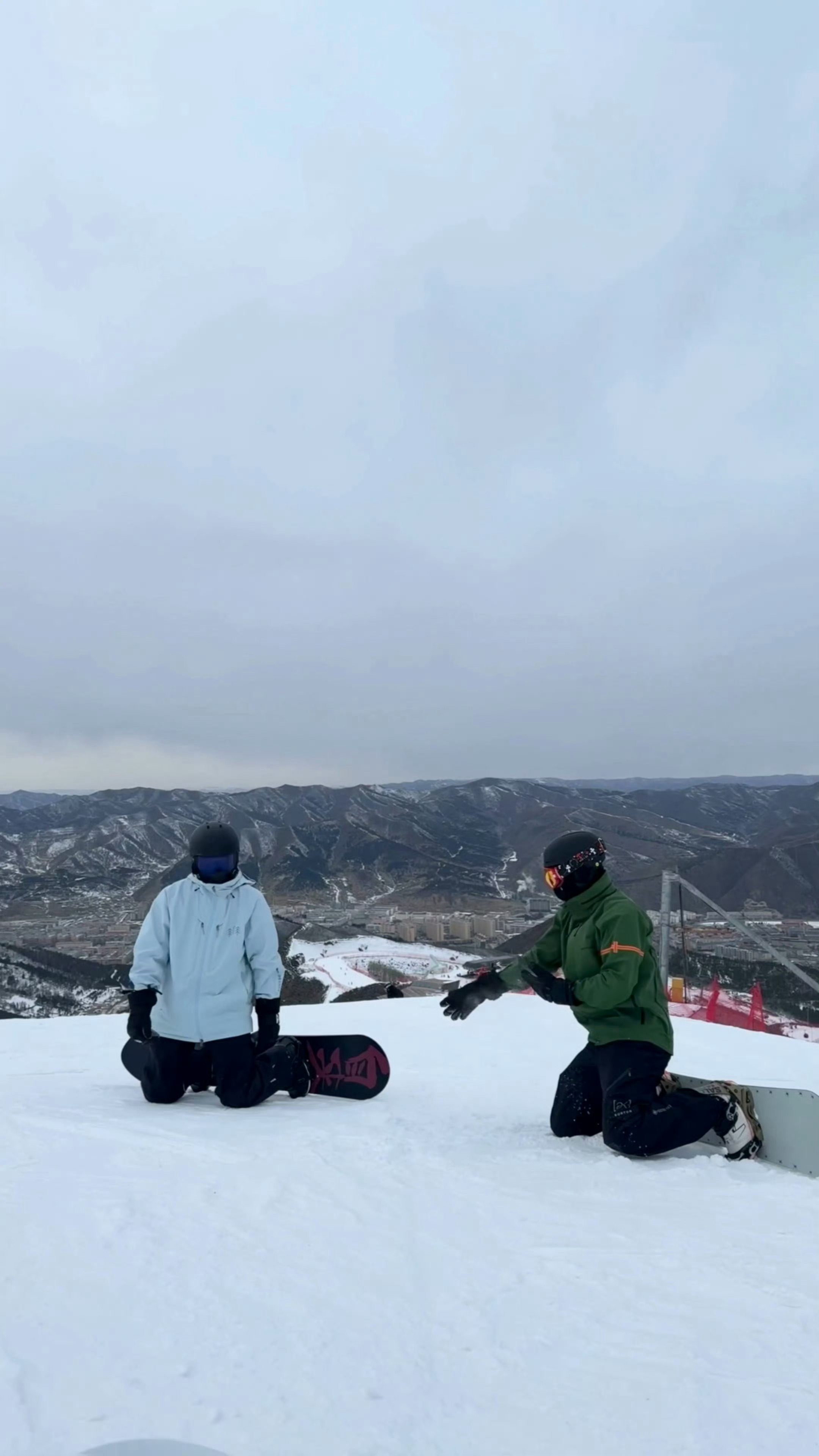 郑业成牛峻峰分享滑雪🎿会不会滑不重要，拍照姿势一定要帅[酷] 