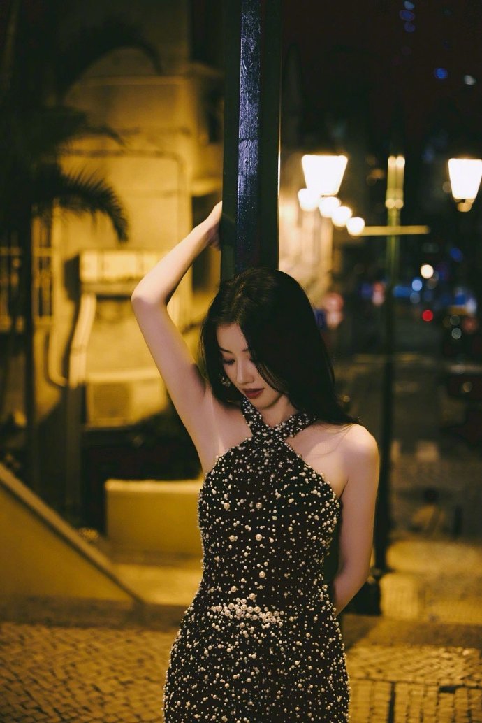 王鹤润居然变成这样了王鹤润裙子上好多珍珠 王鹤润这波变身美到心巴上！满裙珍珠缝着