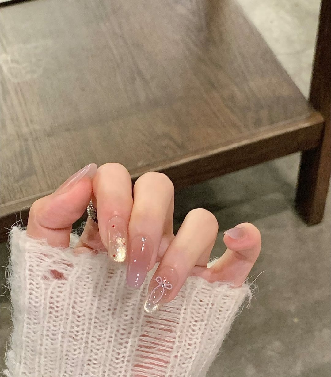 约美甲解锁好心情 提前和好朋友约好时间，抽空一起去做美甲，算是平淡日子里小小的仪