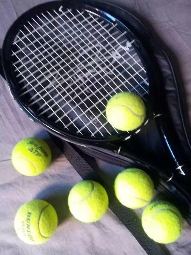 🎾 球拍静卧如沉思者，绿球是阳光的碎片✨ 蓄力待发的沉默，比挥拍更有力量💥