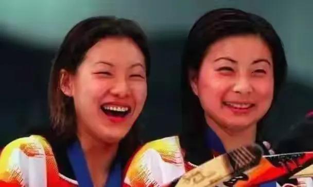 郭晶晶真应该向师姐伏明霞学习，两人相似之处很多，但如今却渐行渐远。2026年一开