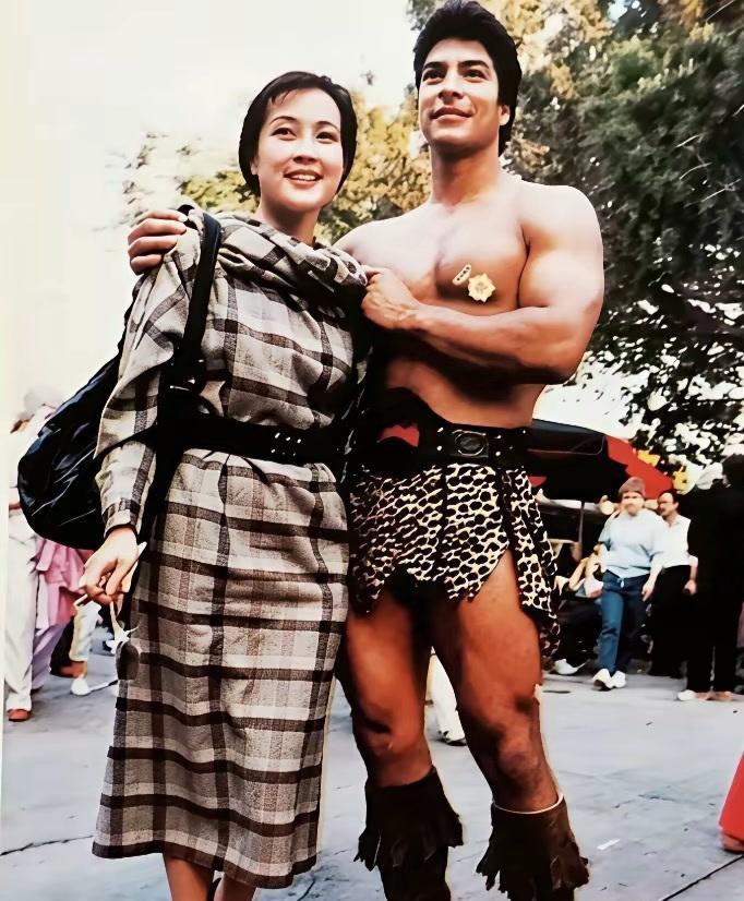 刘晓庆‌在‌20 世纪 80 年代出国访问期间‌留下的珍贵影像。那个年代的她，正