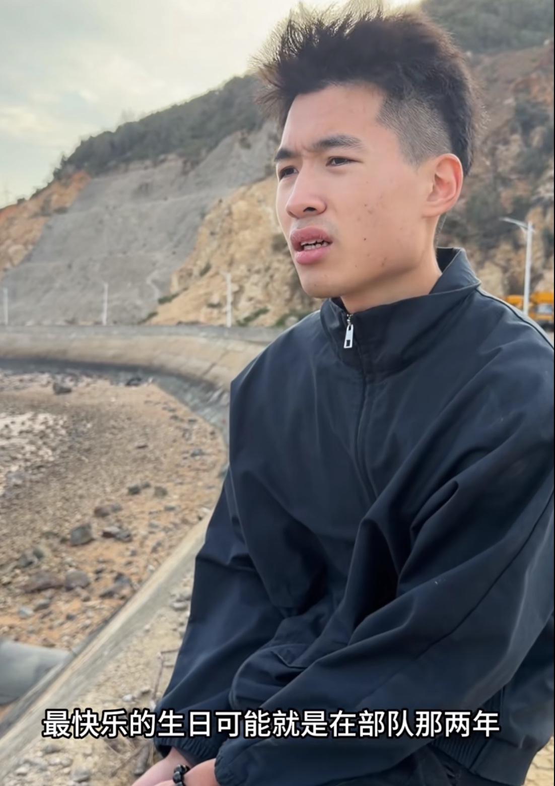 谢浩男的战友海军称：从自己记事开始，就面临着过年债主上门讨债。他的生日是过年的时