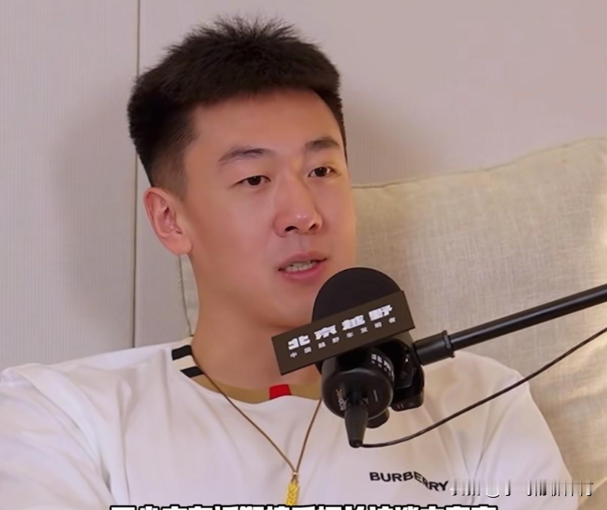 王少杰感恩杜峰，亲承杜峰是他篮球篮球路上的伯乐。
   王少杰近期接受探长访谈中