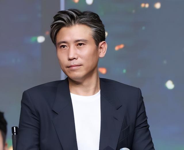李乃文差不多50岁才结婚，因为他心里一直住着一个人，其他任何人都进不去，所以他没