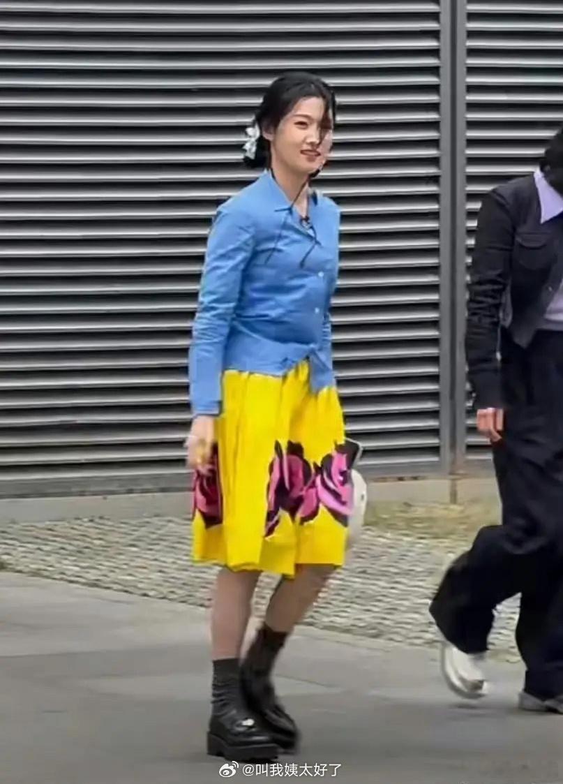 卢昱晓的穿搭又被审判了，网友让工作室进修一下审美🙉🙉 ​​​