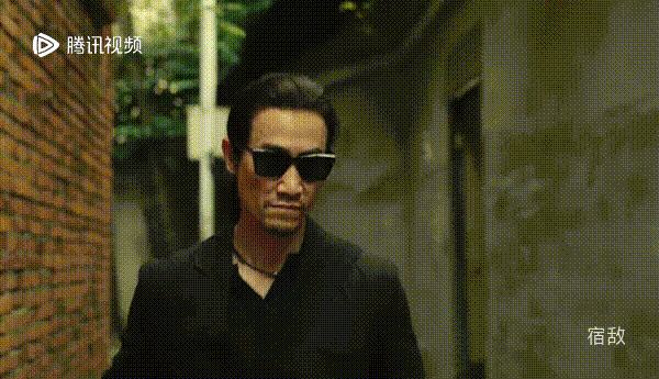 吴豫为何坚持夹着厚厚的几本书追击张弛？
悬疑热播剧《宿敌》第11集，吴豫（廖凡饰