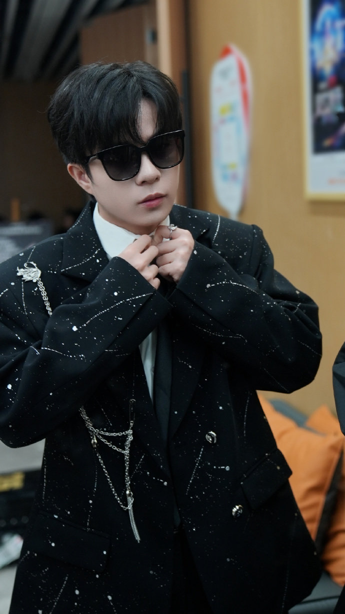 久酷墨镜西装出发照久酷这是找的站姐拍摄的吗，这么酷 