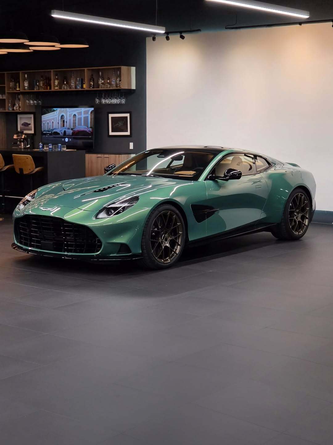 Aston Martin Vanquish ​​​