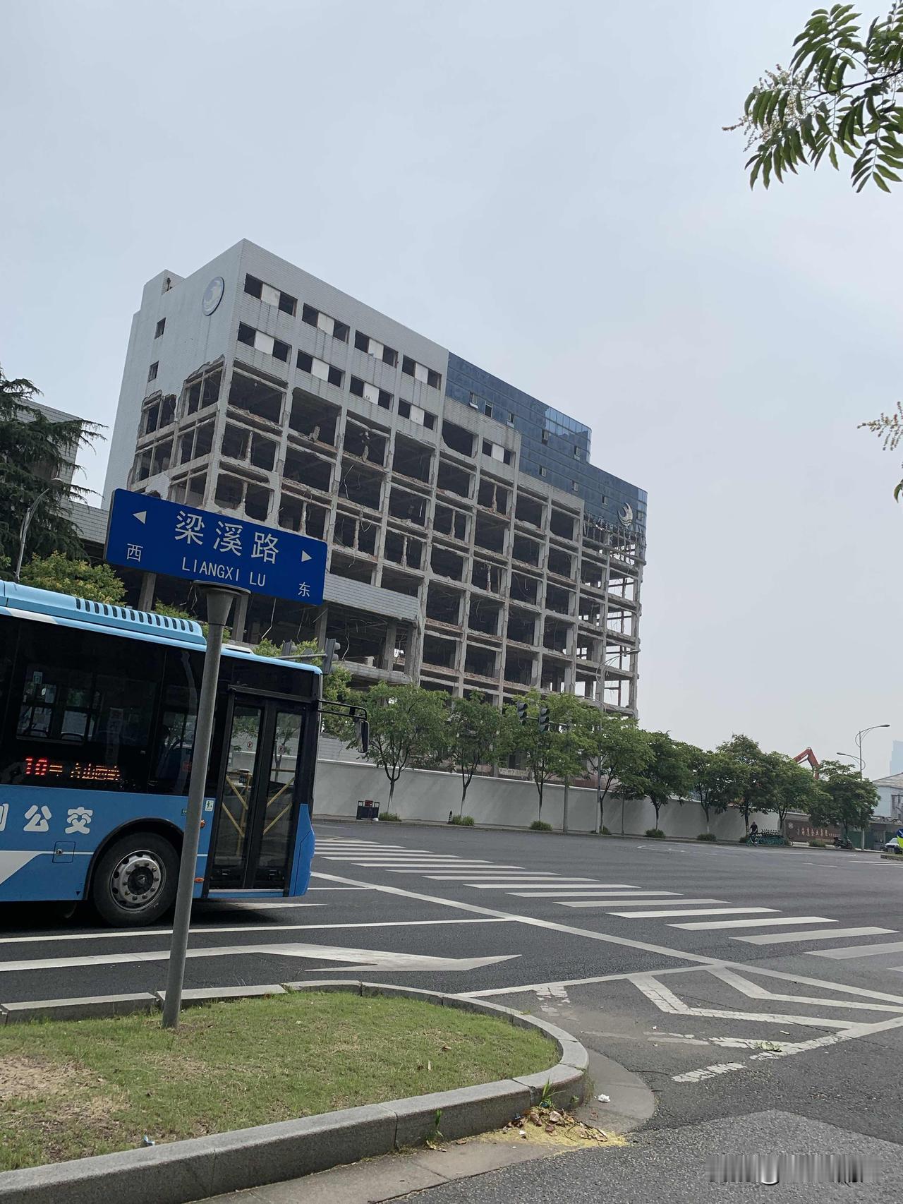 这个地方拆了好多年了，这幢老房子也没了，大王基，河埒囗。不知道将来会造多高的楼房