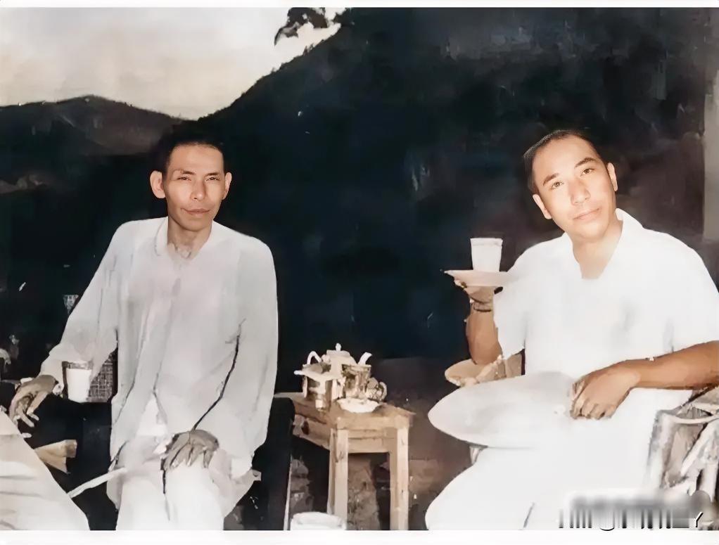 一九四五年夏天，杜月笙受邀到重庆做客，结拜兄弟戴笠全程陪同并在喝咖啡间隙与杜月笙