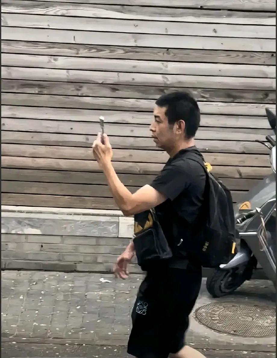 在今天下午的直播中，网红马品同说清楚了三件事。

第一件是他取关了他以前的卖贷源