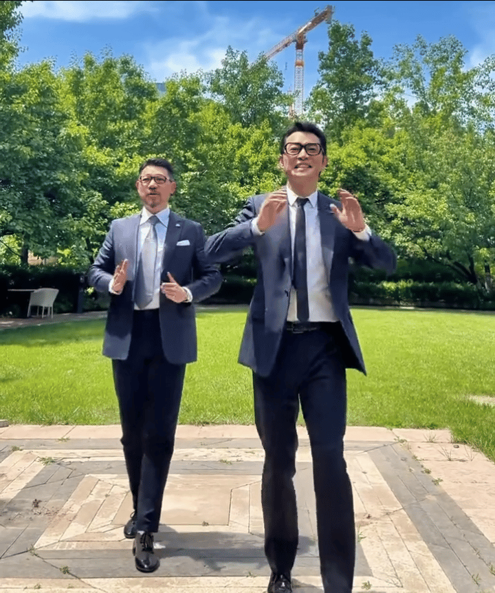 沙溢真的把我对白展堂的滤镜给耗没了
不知道他是受了哪位大师的指点
步上了贾玲的老