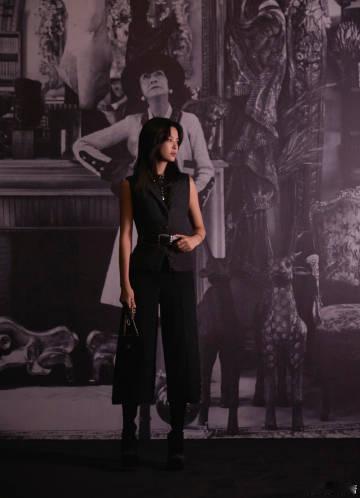 #辛芷蕾需要一条瑜伽裤来装东西# 没想到瑜伽裤还可以装东西[笑cry] ​​​