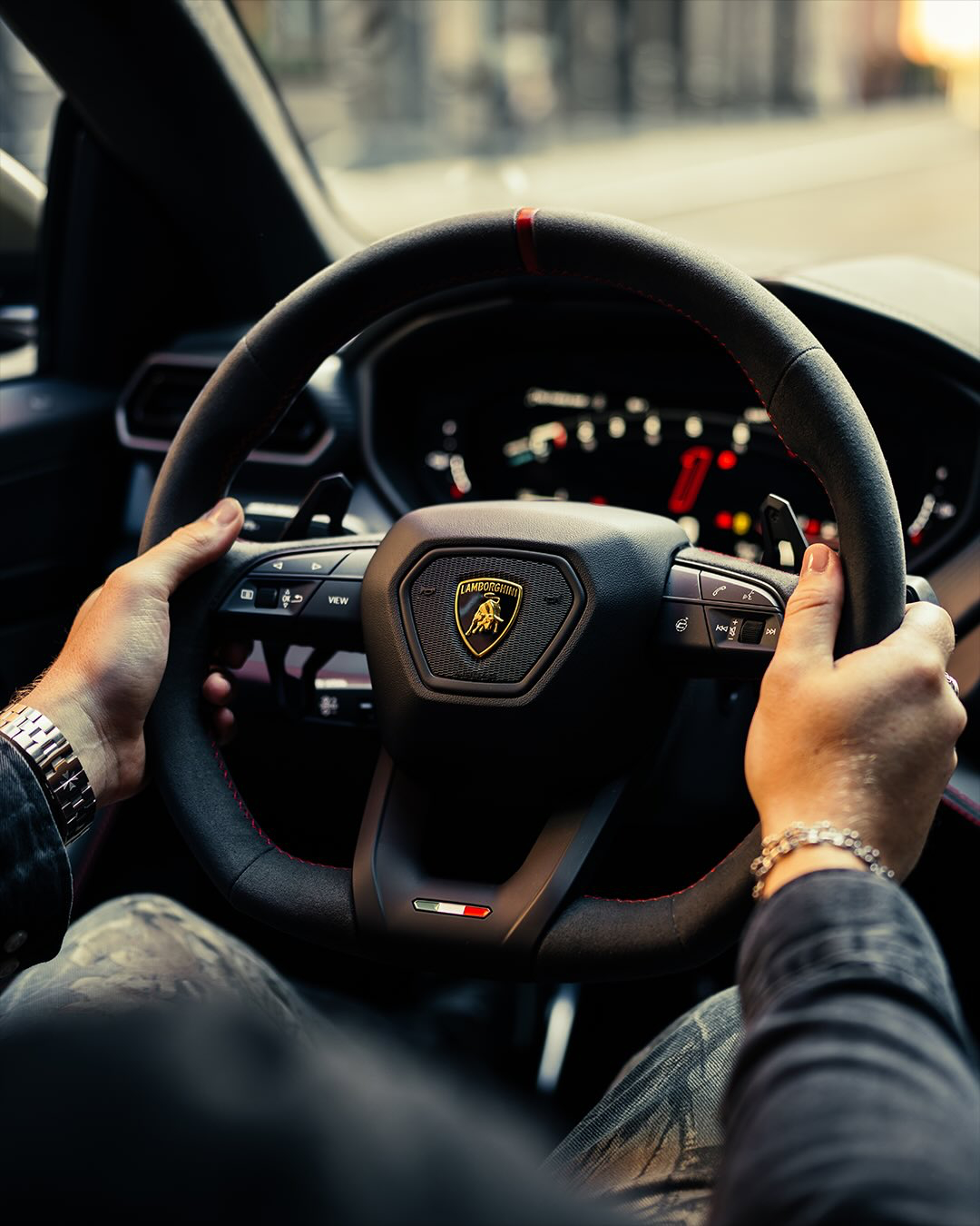 稀缺鎏金涂装，金属质感超吸睛！车身线条凌厉，全球仅49台，这颜色真的好高级~ 