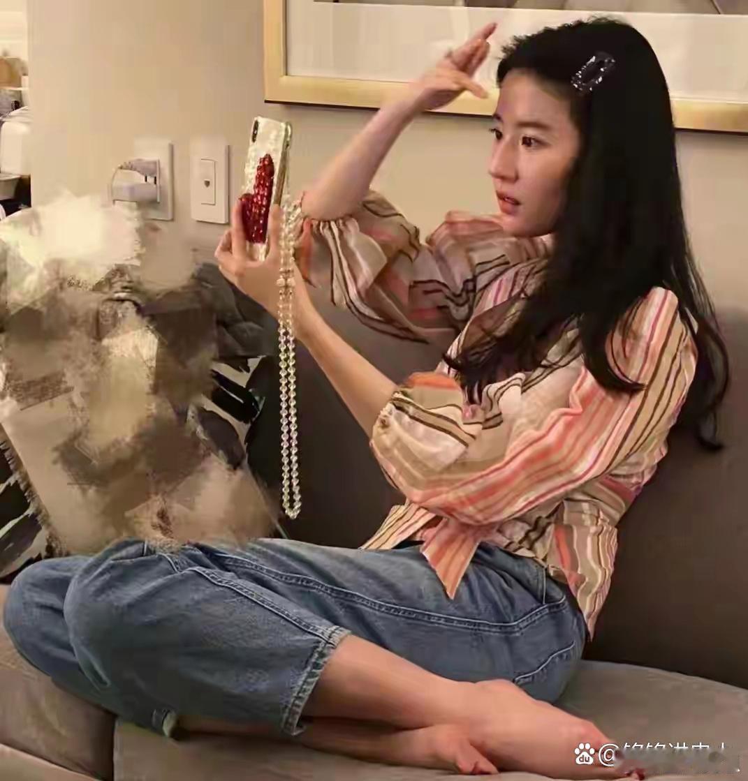 刘亦菲赤脚拍写真，这画面太绝了，简直是仙女下凡！ 