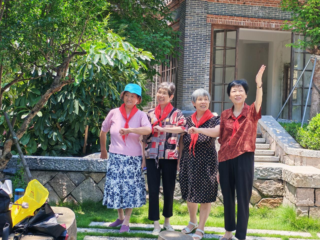 老奶奶戴上红领巾，庆祝六一儿童节快乐我要过六一