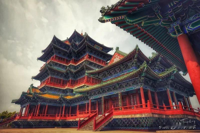 对联文化真是博大精深，充满趣味！就像“爬上红楼看三国”这个上联，巧妙融合经典名著