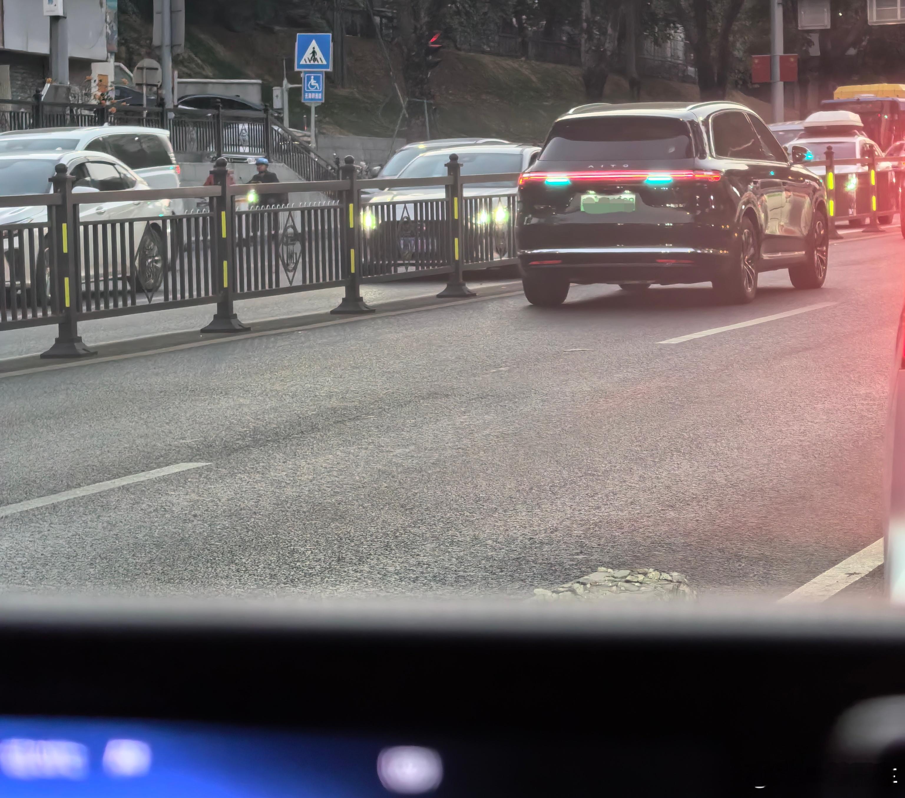 又遇到同时三台小蓝灯的场景，鸿蒙智行“789”同框（虽然“9”是指我的S9T）。