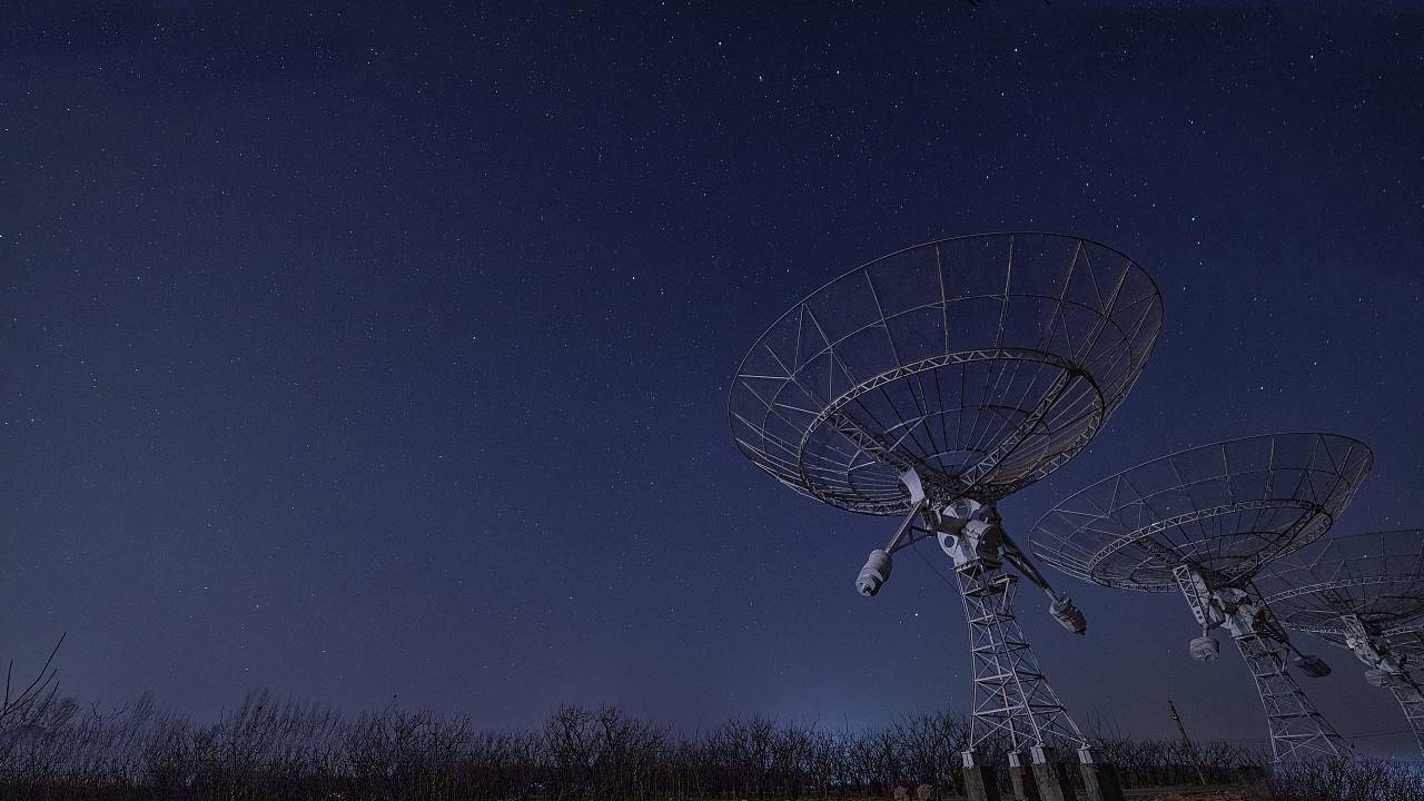 尽管很多人都把这个信号当成外星文明，但科学界仍然存在分歧，一些人认为，频率接近整