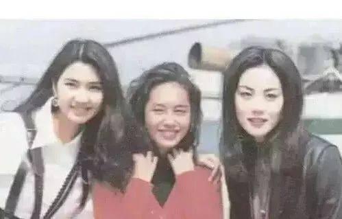 朱茵已经够美了，但她和洪欣王菲合影，颜值直接被两位女神秒杀了。洪欣王菲都是天生衣