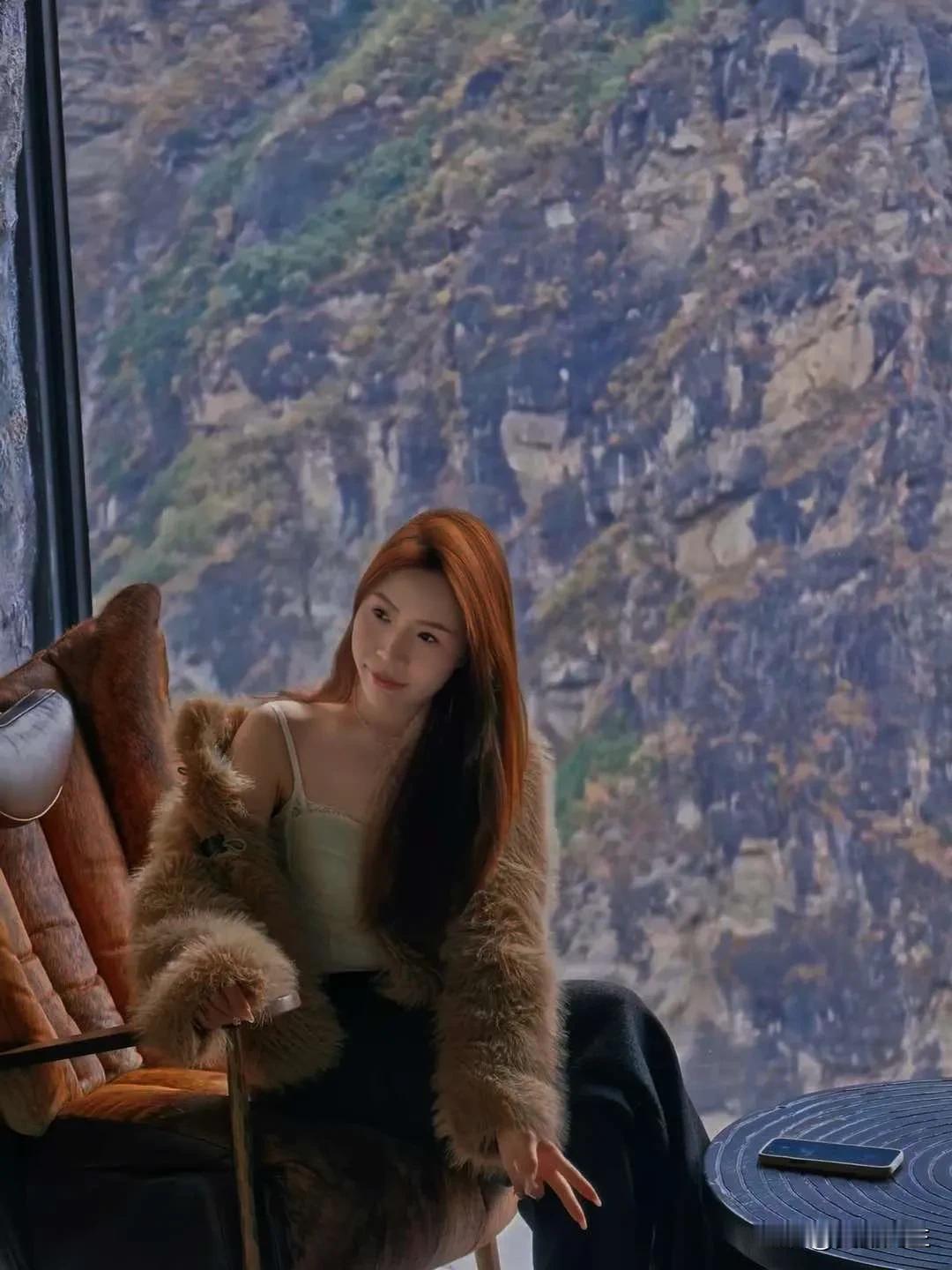 电影《转山》里说：
进入德钦第一眼，若看到梅里十三峰，会幸运一整年。
     