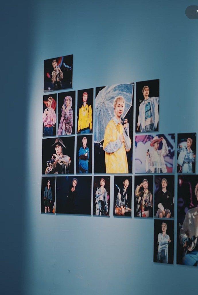 汪苏泷水立方墙上是和粉丝的合照 水立方合照墙，是歌手对歌迷最温柔的回应。用歌声回