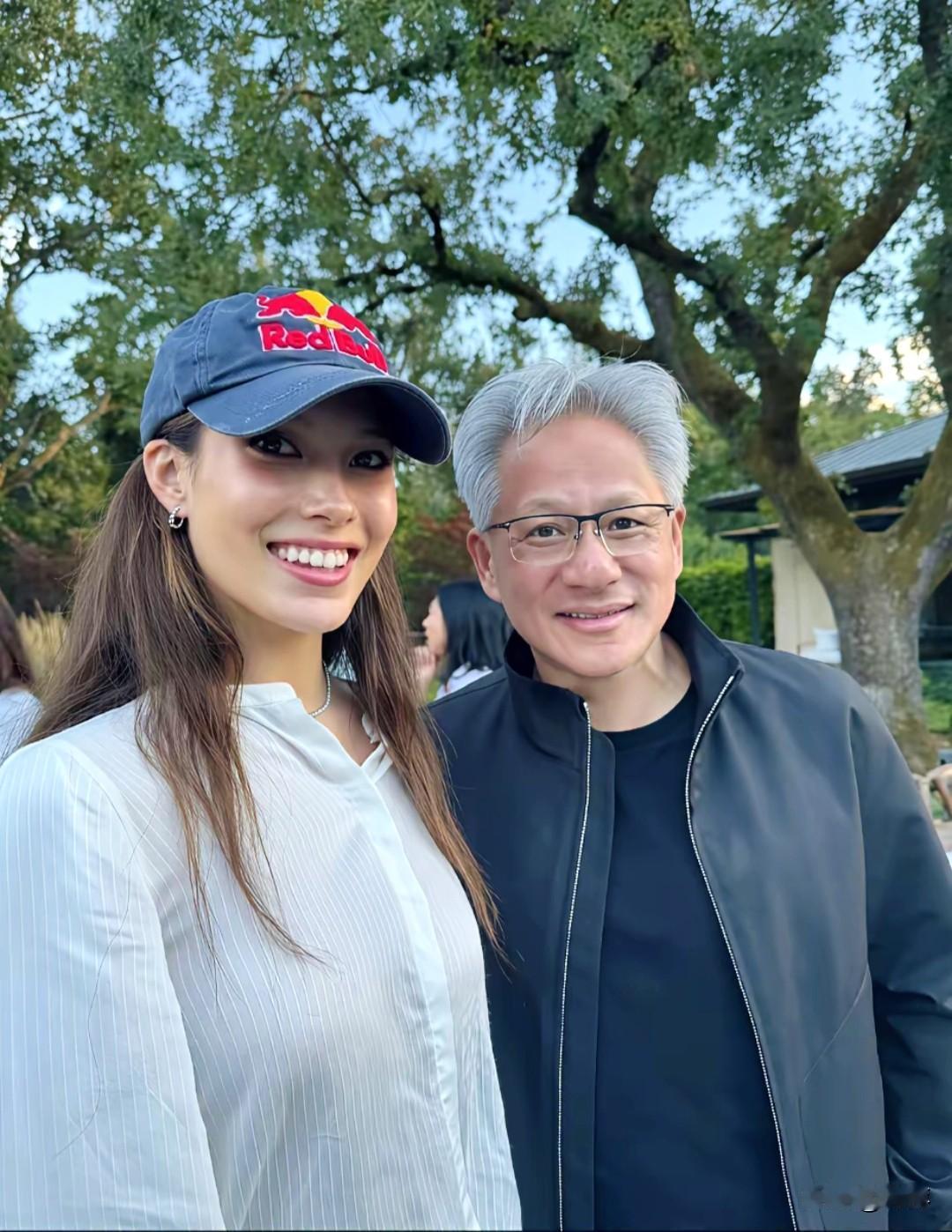 谷爱凌和黄仁勋，黄仁勋虽然头发都白了但是皮肤看上去很光滑滋润气色很好。