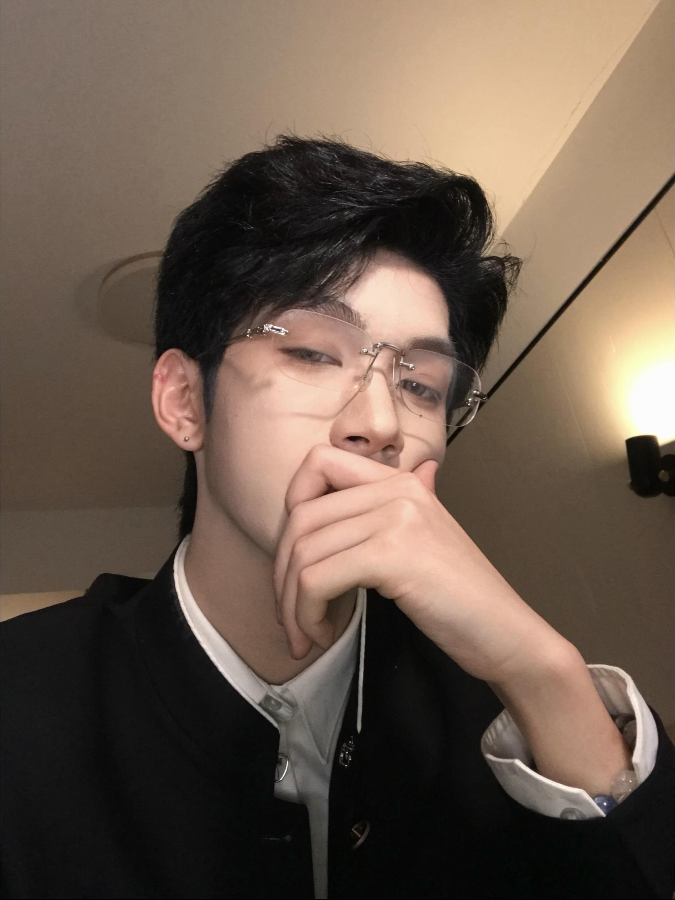 这期是谁定制的眼镜男