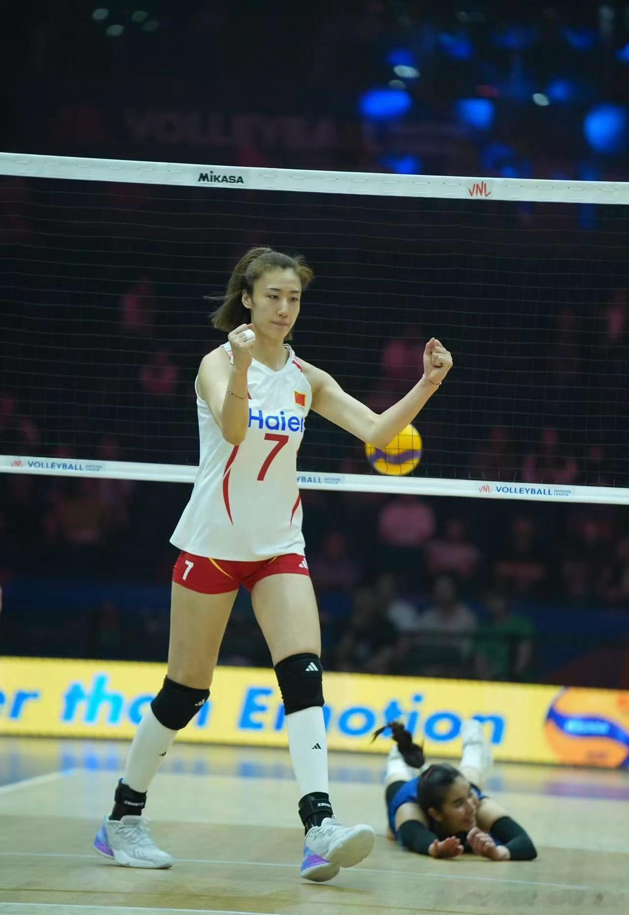 中国女排3比2泰国女排拿下赛季首胜6月4日南京站，中国女排在前一日0-3不敌捷克