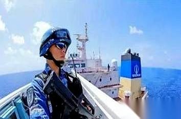 这段关于南海的新闻录像，荒唐得像一出闹剧。
7月20日，仁爱礁海面上，几艘连个顶