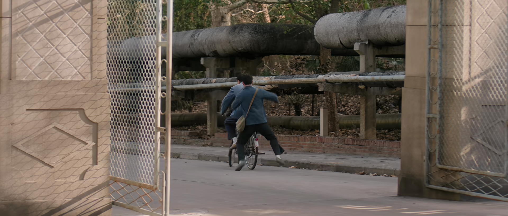 纯真年代的爱情里这个费霆开始有点气人了，费霆能不能学学鹏飞啊 