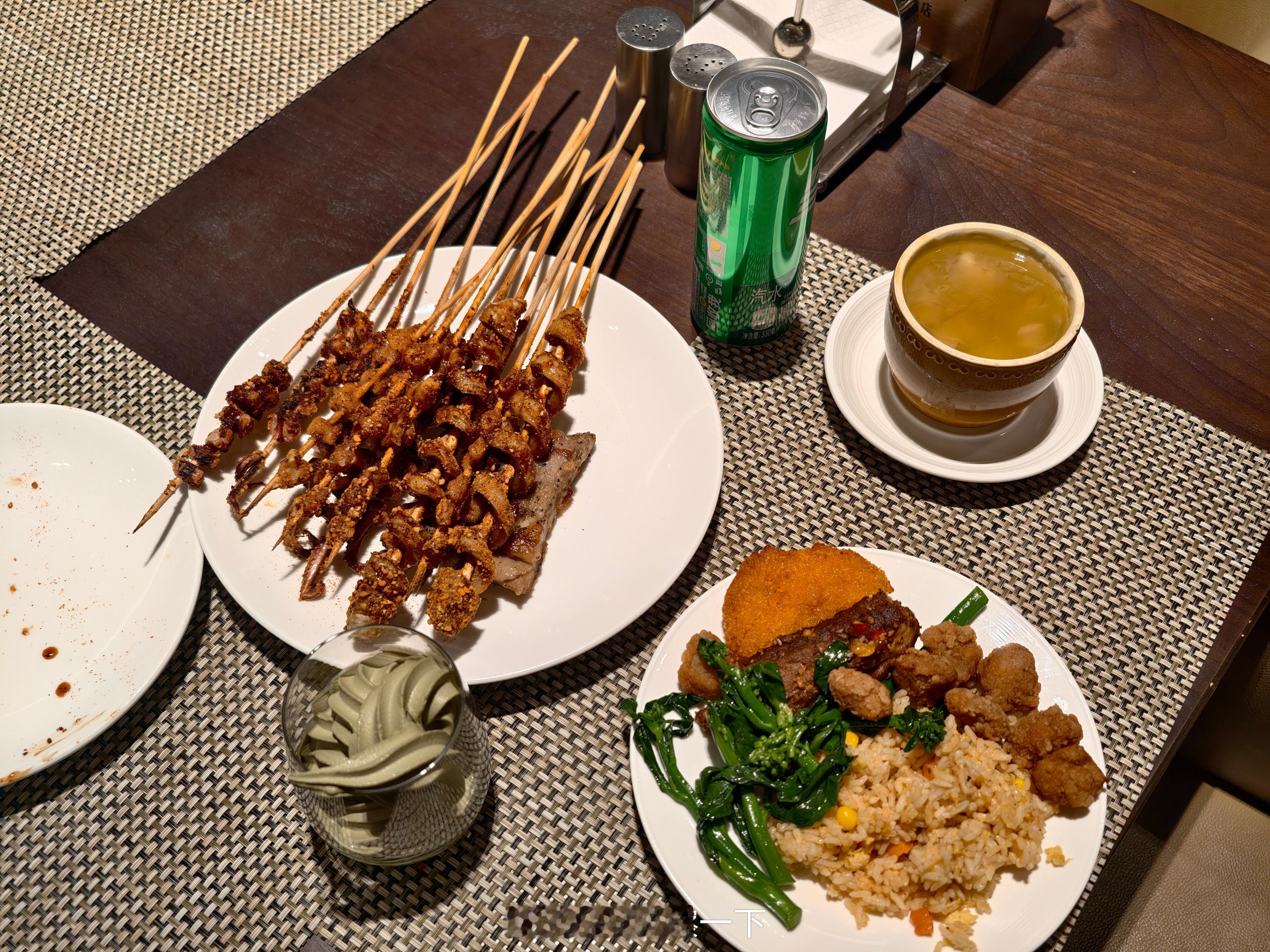 晚安朋友们，酒店的饭菜还可以[喵喵] ​​​