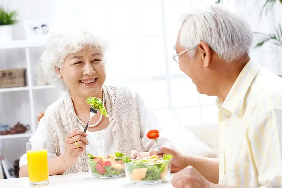 “每餐留一口，活到九十九”，人到中年，若想延年益寿、少受病痛折磨，就得学会克制自