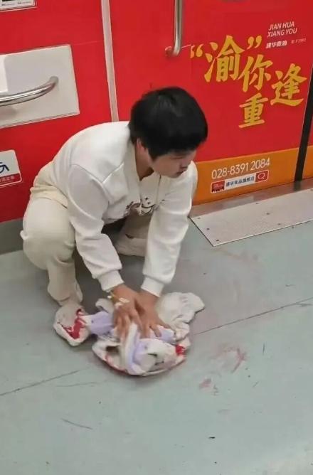 重庆地铁上擦血的那个女孩，快撑不住了。

半个月里接连收到七张病危通知书，医生明