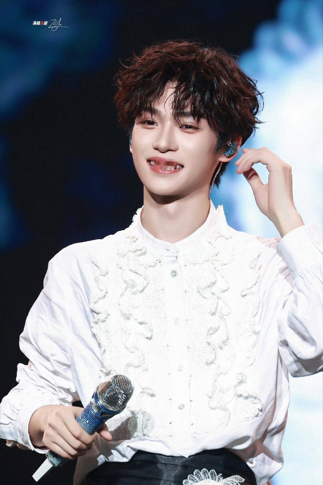 不是我说你们梓渝粉丝吃得太好了吧[期待][期待][期待]梓渝又又又又官宣音乐节了