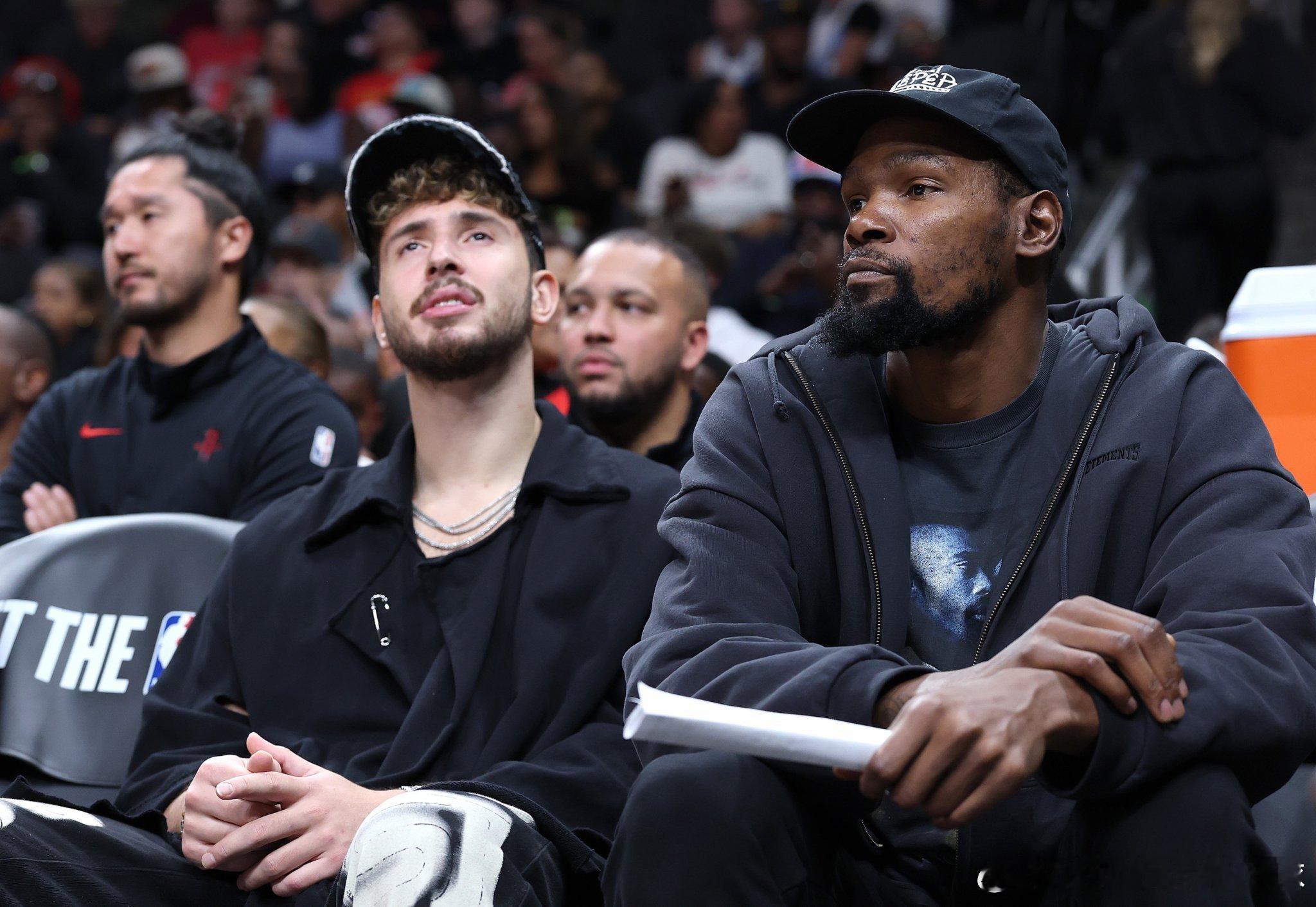杜兰特是NBA历史上最伟大的得分手之一，职业生涯场均27.2分。但有了23岁、在