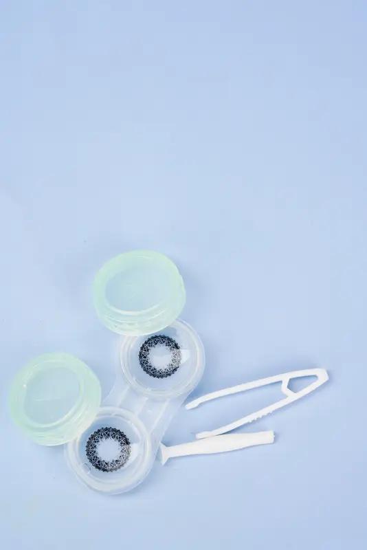 女子称在酒店矿泉水中喝出美瞳：“怀疑是上任房客留下的”当事人：一开始我就发现开过