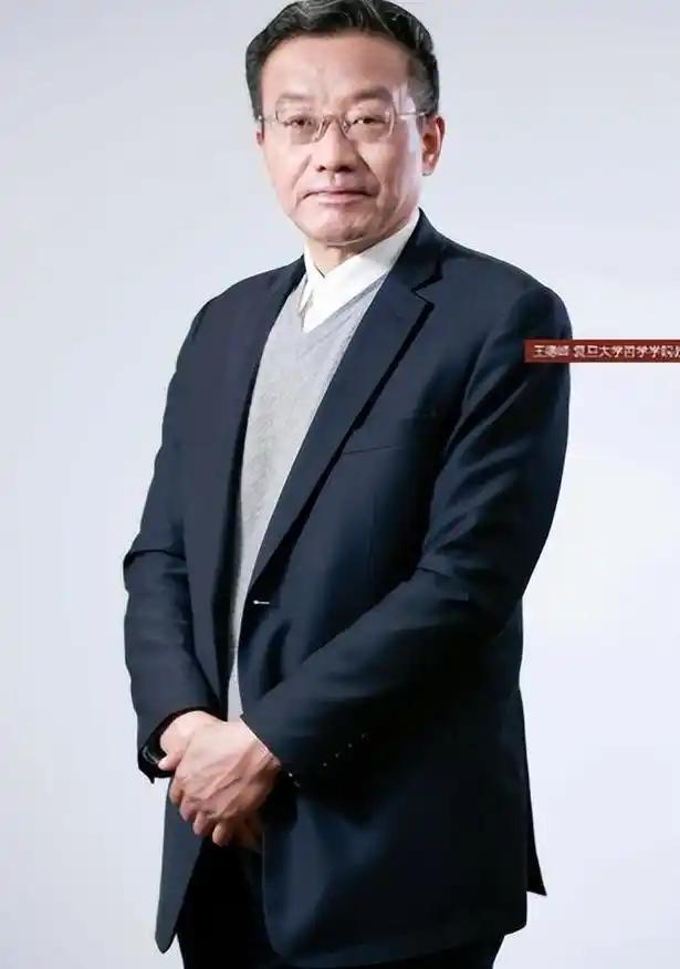 王德峰教授有段话，我翻来覆去看了好几遍。

他说母亲生前特别节俭，扔她东西就发火