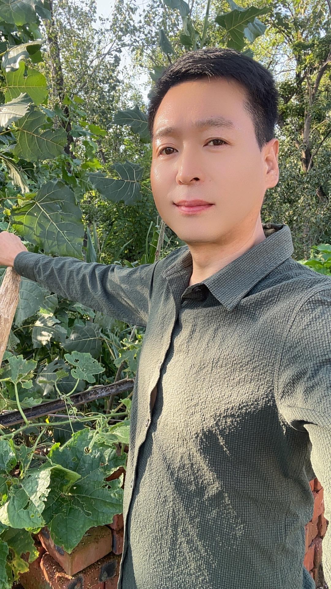 “人这一辈子，什么才是幸福，你穷了有人陪你，你累了有人疼你。你痛了有人...
