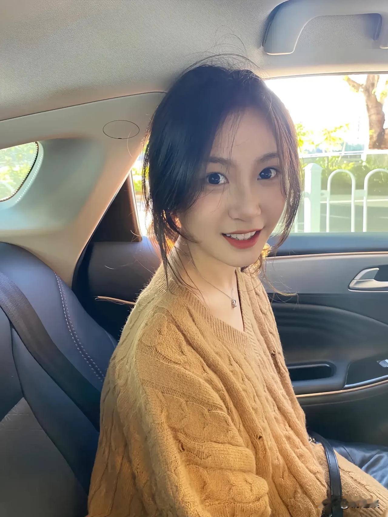 车中美人笑，春风满路香。